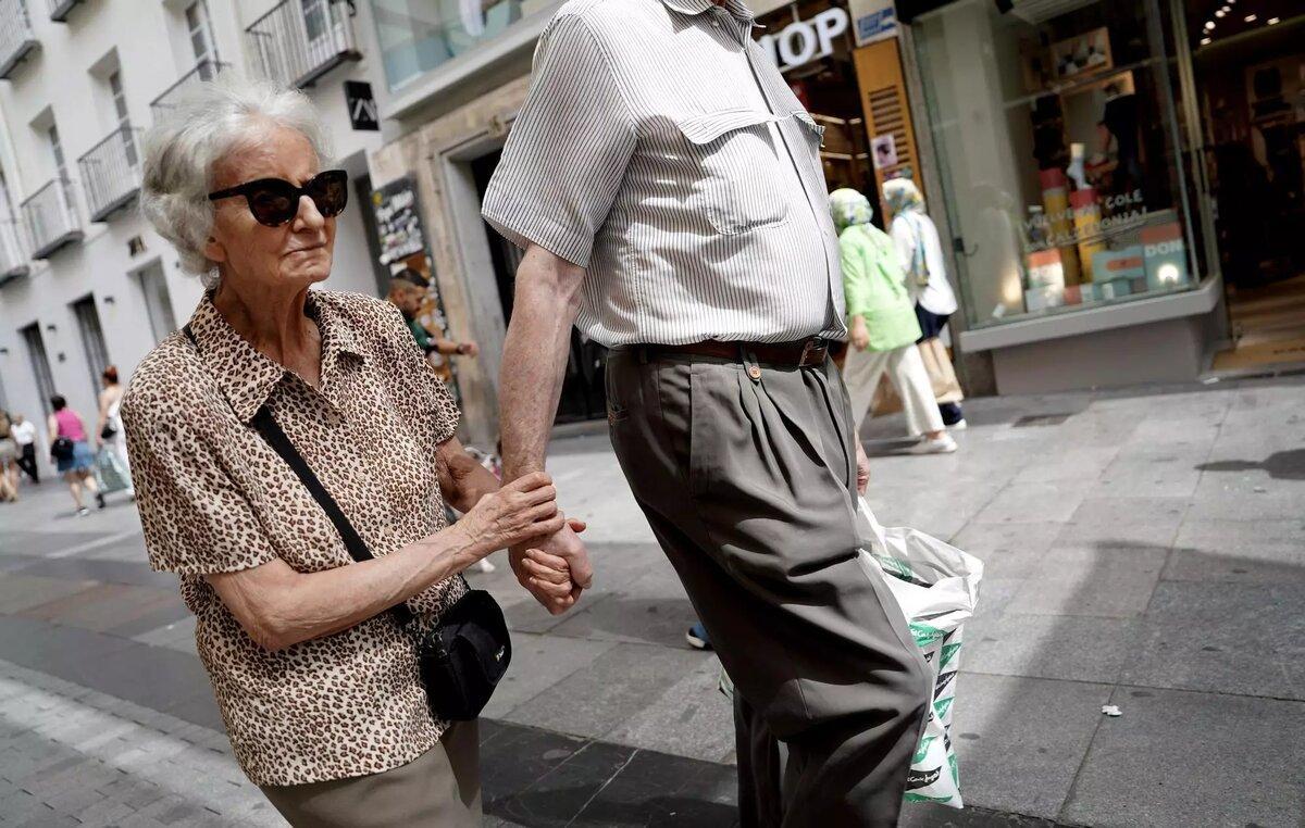 Personas mayores paseando por el centro de la ciudad