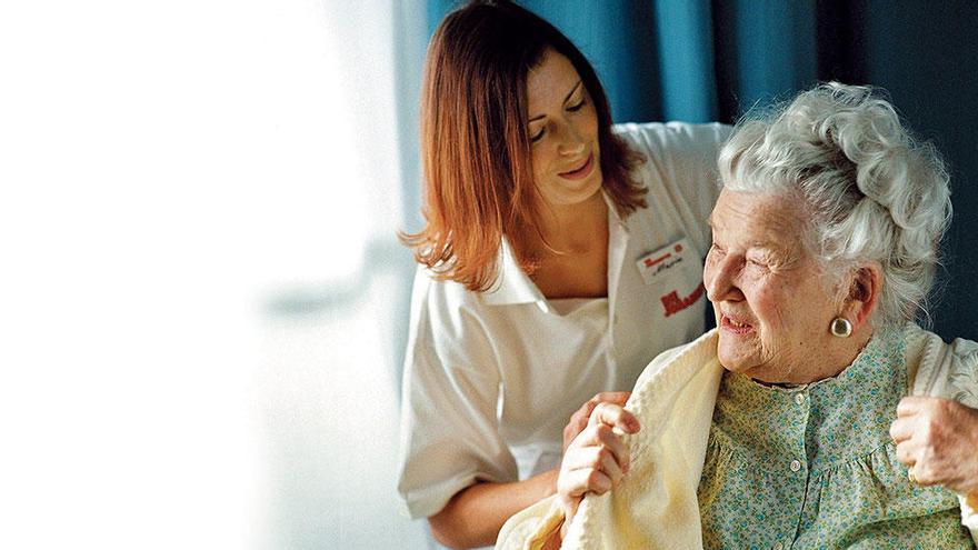 Altenpflege geht auch in den eigenen vier Wänden - wenn die baulichen Voraussetzungen passen.