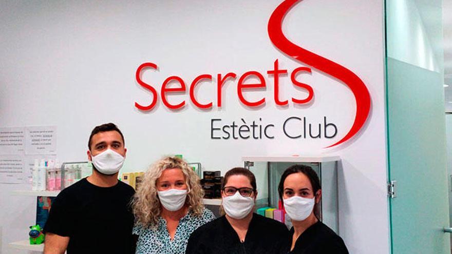 El personal de Secrets Estètic Club se ha puesto la mascarilla solidaria.