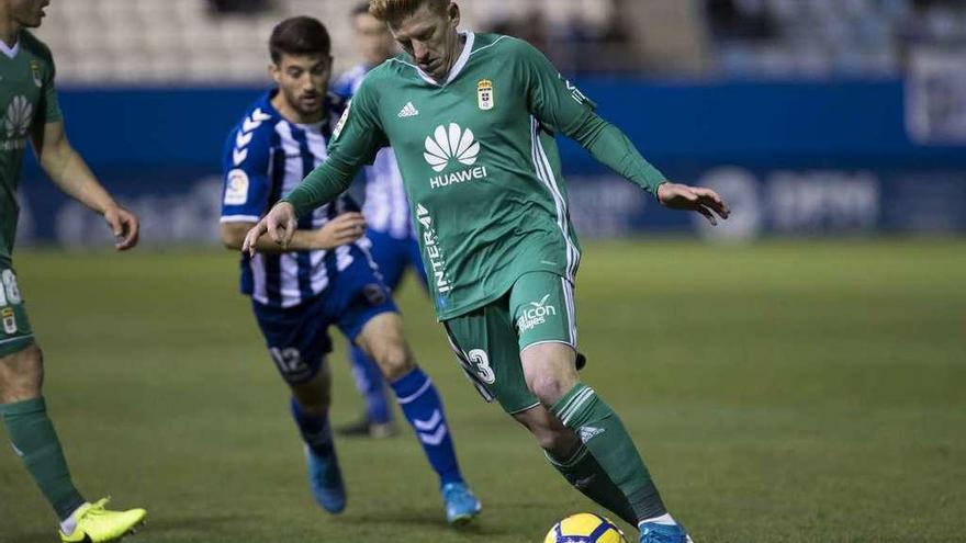 Mossa, con el balón, perseguido por Nando.