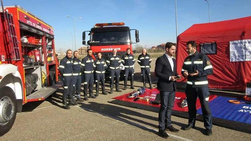 Antidio Fagúndez, junto a los Bomberos, durante la presentación de los materiales Foto L.O.Z.