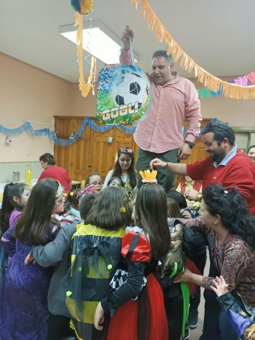 Taller de "pintacaras" en el carnaval de Fermosell