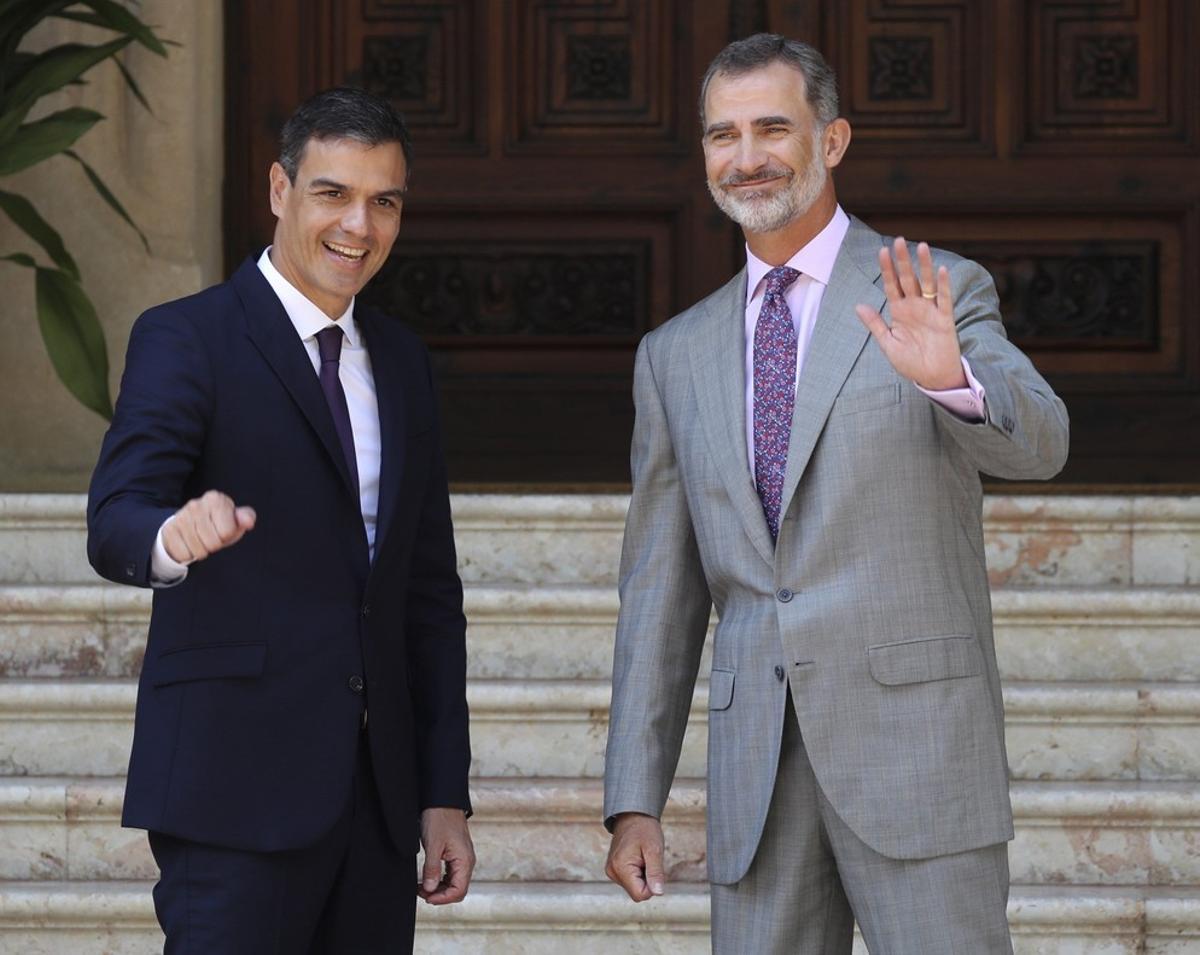 GRAF2692 PALMA DE MALLORCA (Islas Baleares), 6/8/2018.- El rey Felipe VI y el presidente del Gobierno,Pedro Sánchez,iz., en el Palacio de Marivent, donde hoy Pedro Sánchez mantiene su primer despacho de verano como presidente del Gobierno con el monarca para repasar los principales asuntos de la actualidad antes del parón estival.La reunión va a proseguir con un almuerzo en el que también va a participar la Reina Letizia y la esposa del líder socialista, Begoña Gómez, que se estrena en un acto oficial con Sánchez como jefe del Ejecutivo.EFE/Ballesteros