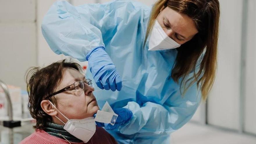 Una sanitaria realiza un test COVID.