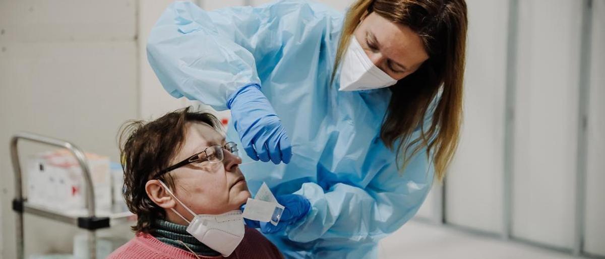 Una sanitaria realiza un test COVID.