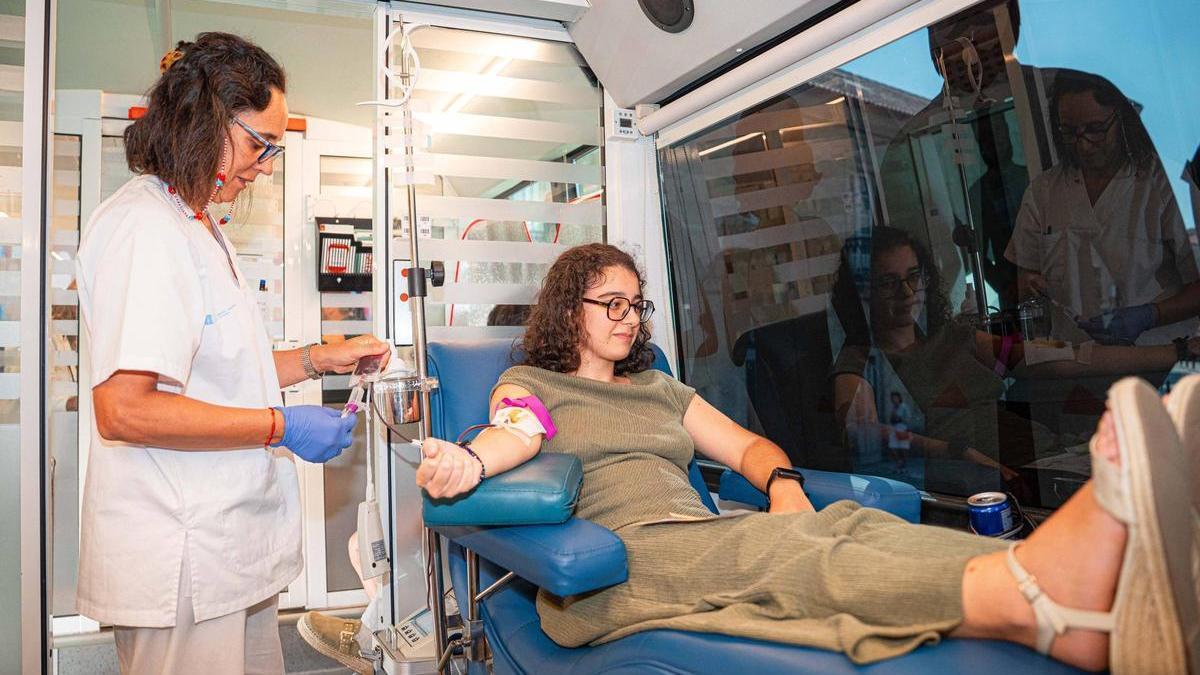 Una donante en una unidad móvil de sangre en Cambados.
