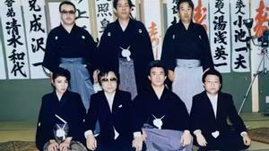 Nichimura Mako, abajo a la izquierda, es la única mujer que ha ingresado formalmente en una banda yakuza como miembro de pleno derecho.