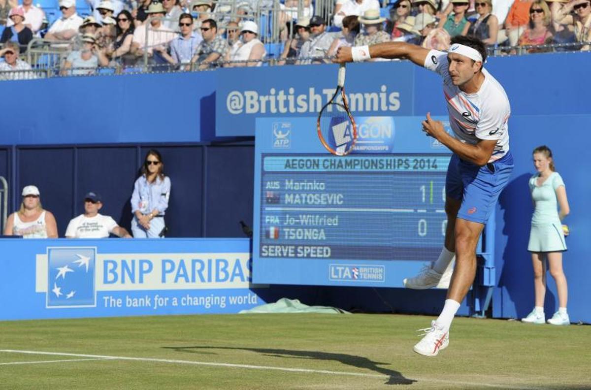 El tenista australiano, Marinko Matosevic, durante un partido de tenis en el Queen's Club en Londres