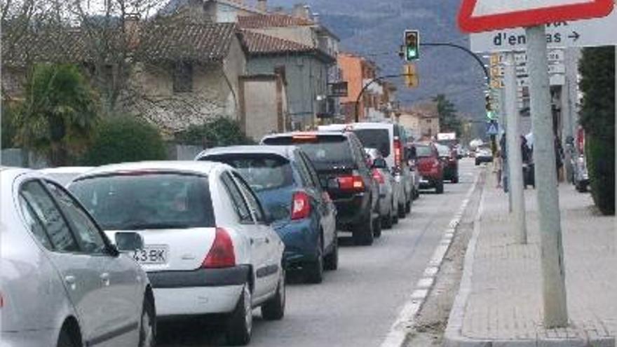 Cues a la travessa de la C-152 a les Preses durant el darrer període de vacances de Setmana Santa.