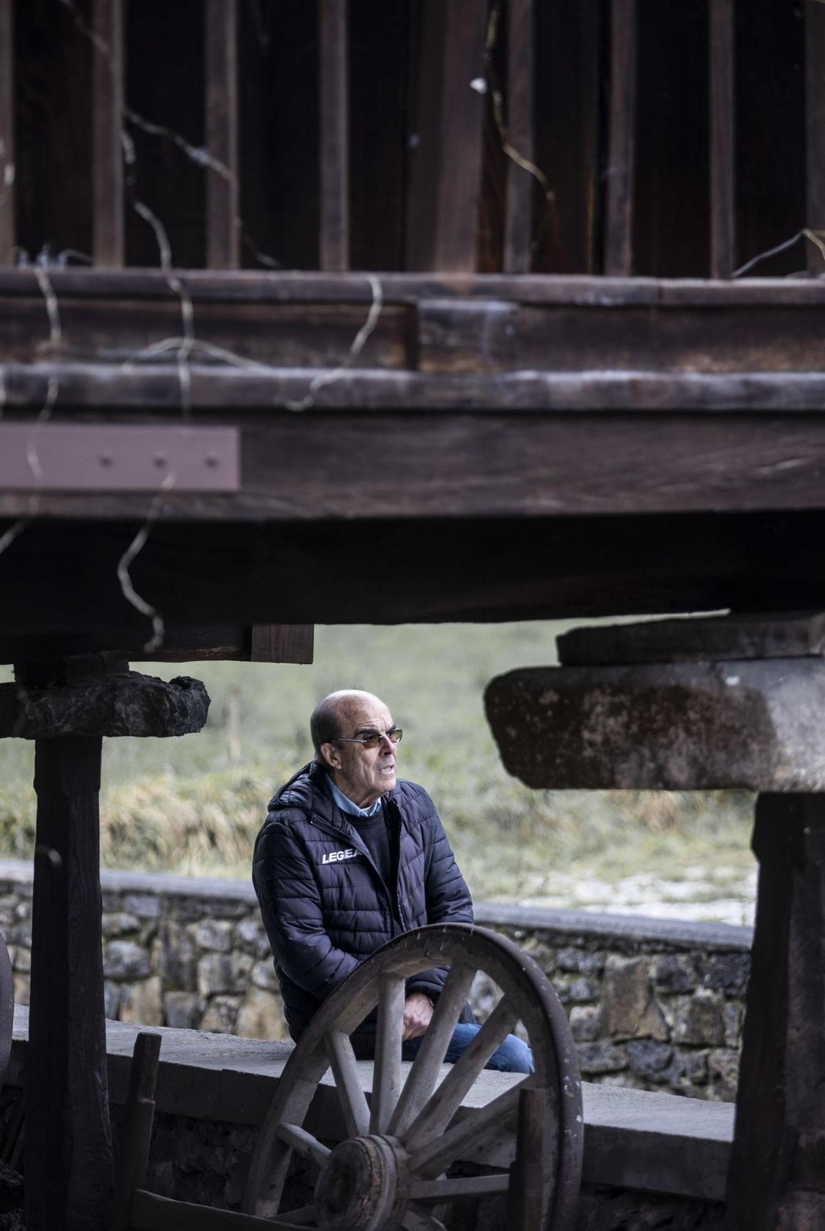 Berlarmino Fernández en uno de los  48 hórreos de Bueño.