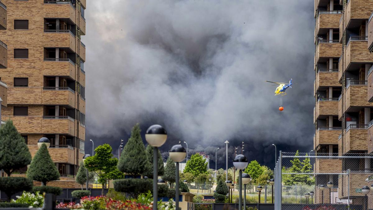 Columna de humo vista desde la urbanización El Quiñon, en Seseña.
