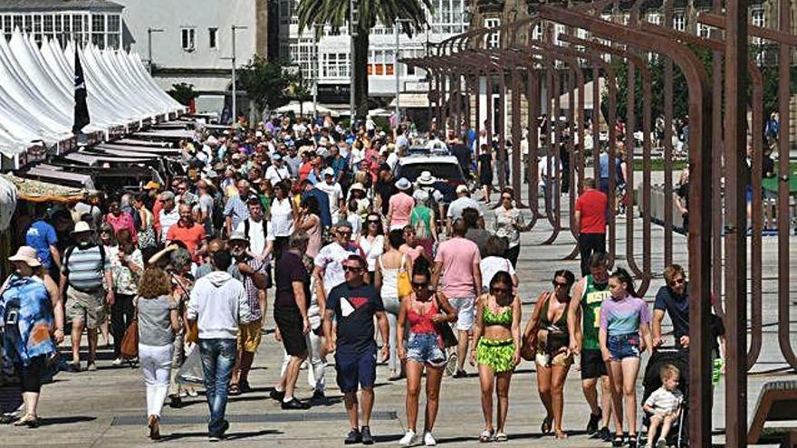 Visitantes en la ciudad, entre ellos cruceristas, en la dársena de la Marina este mes.