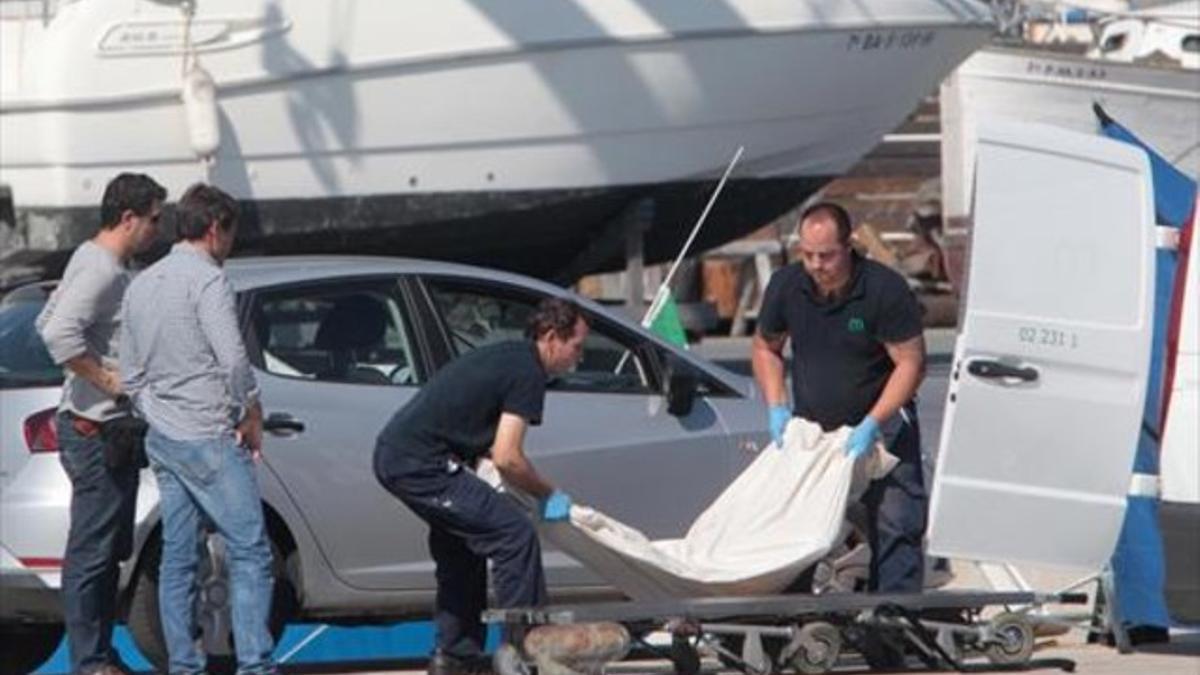 Transporte del cadáver de una de las dos mujeres ahogadas en la playa de Lloret.