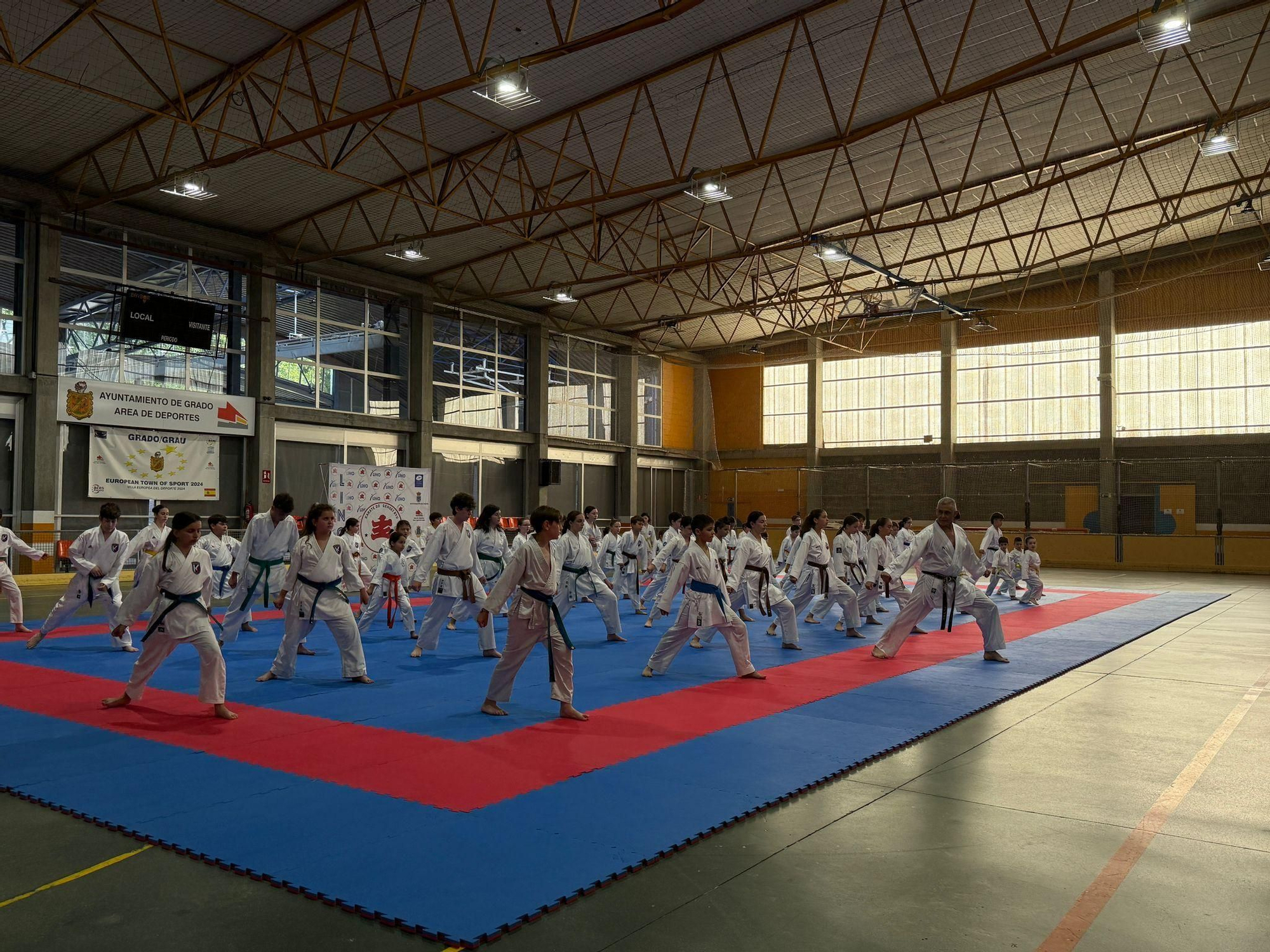 Los karatecas del Gimnasio Lino cierra temporada con una exhibición abierta en Grado