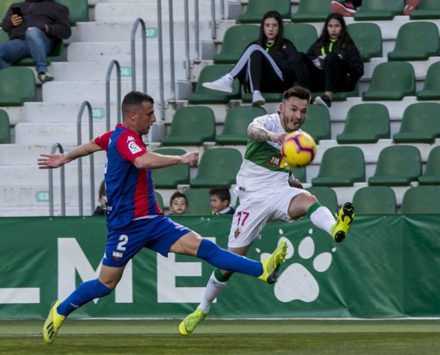 El Elche vence al Extremadura y se aleja de los puestos de descenso