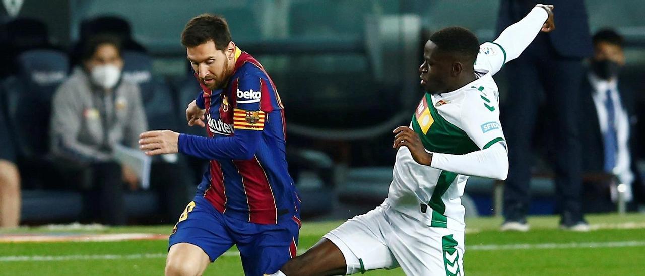 Mfulu disputa un balón con Messi