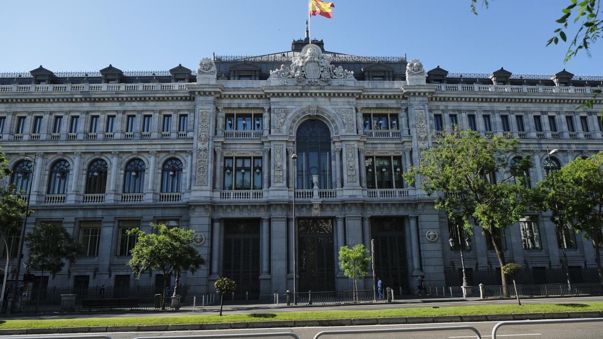 Archivo - Bandera de España a media asta en la sede del Banco de España.