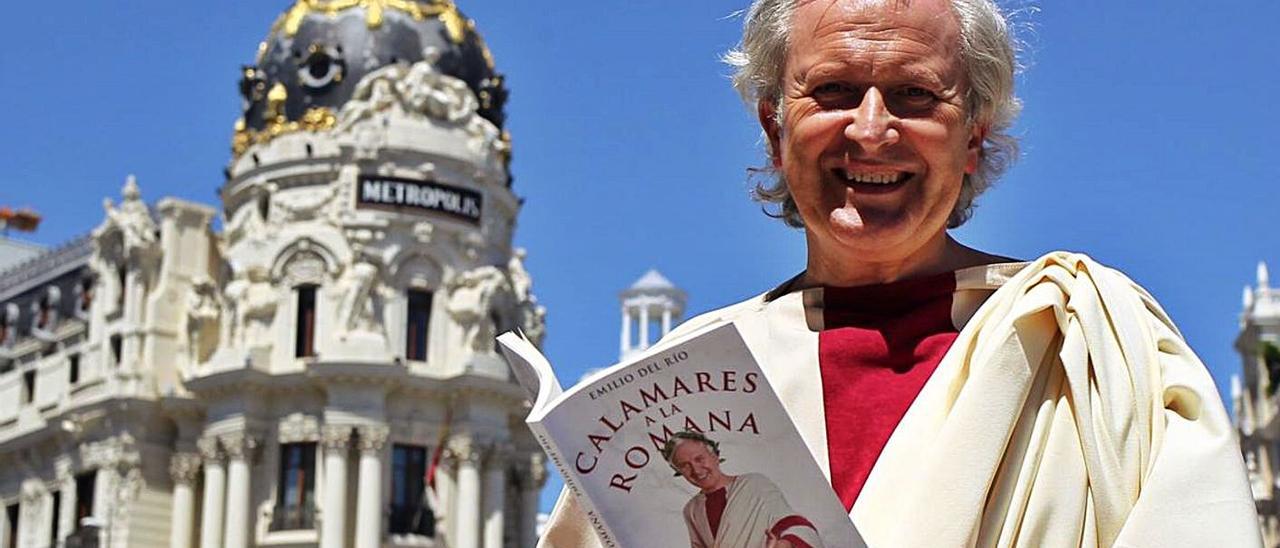 Emilio del Río, con su libro.