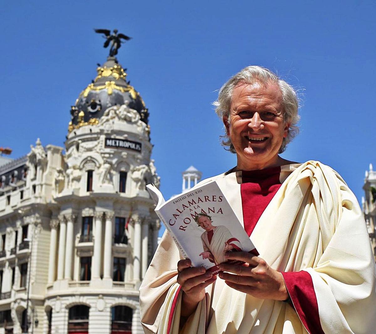 Emilio del Río, con su libro.
