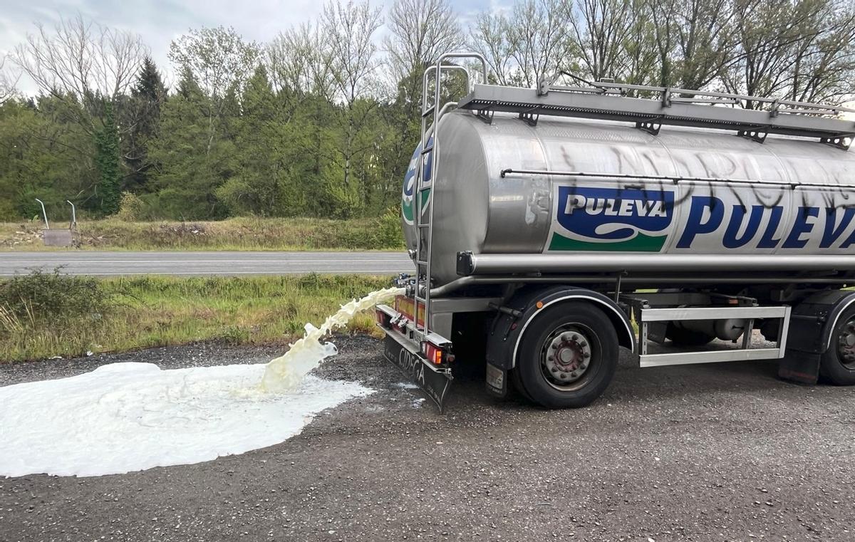 Los ganaderos vertieron la leche de un camión cisterna, al que pintaron la palabra "ladróns"