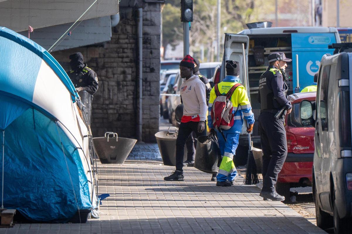 Operativo de las brigadas de limpieza y de la Guardia Urbana de Badalona en el asentamiento bajo el puente de la C31