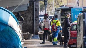 Operativo de las brigadas de limpieza y de la Guardia Urbana de Badalona en el asentamiento bajo el puente de la C31