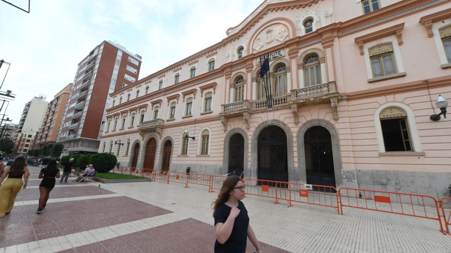 Caen cascotes de la fachada del instituto Ribalta, bien de relevancia local en Castelló