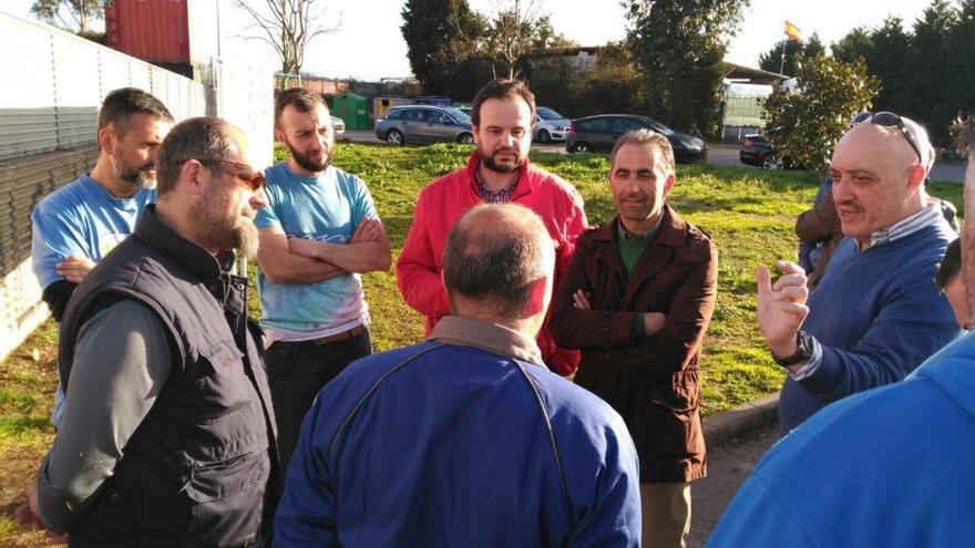 Jenaro Martínez, de MCA-UGT, de frente en el centro, con los trabajadores de Agalsa.