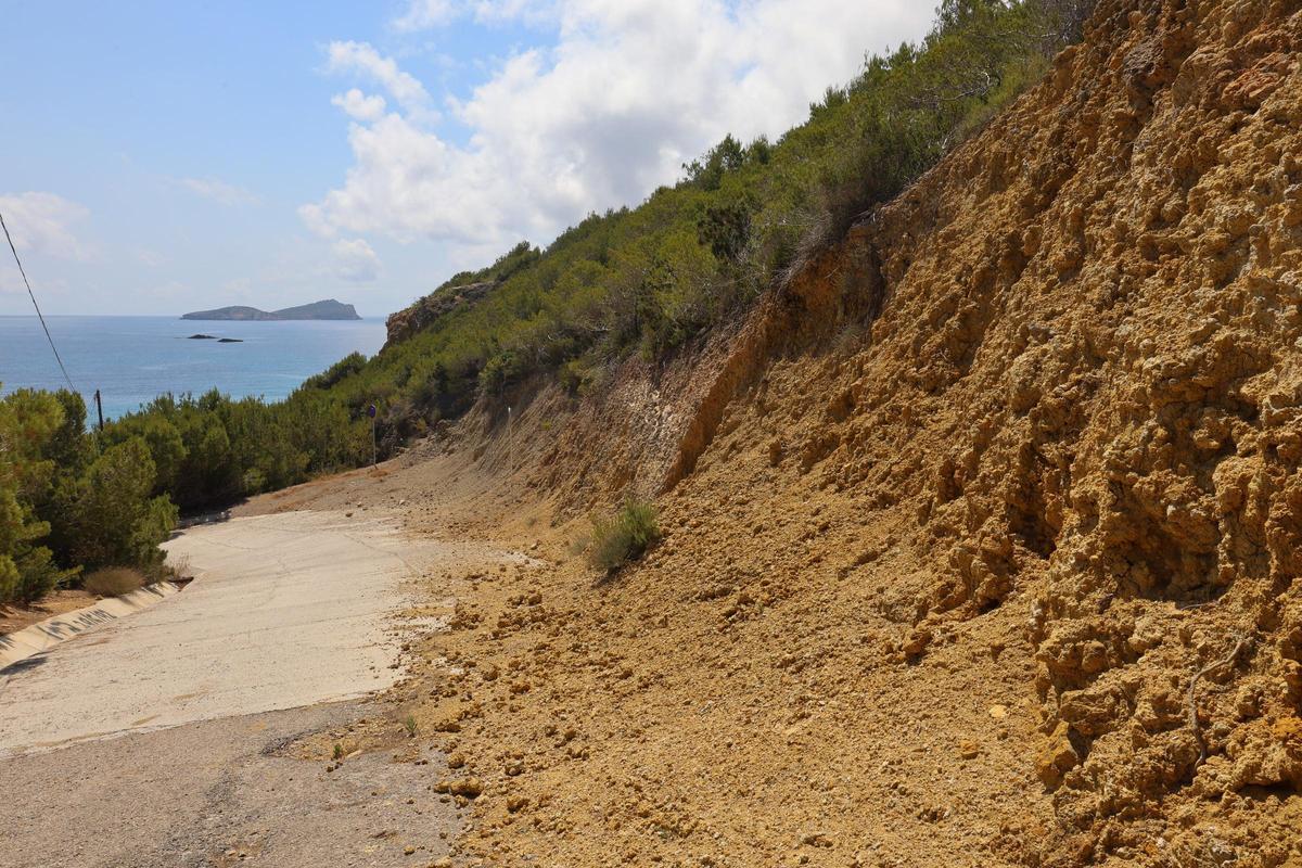 Todas las imágenes de la playa de Aigües Blanques, cerrada por peligro de desrrumbamiento