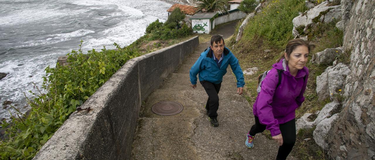 Ramón Suárez, &quot;el Chato&quot;, y Ana Martínez en la Senda del Norte a su paso por Arnao en una imagen de archivo.