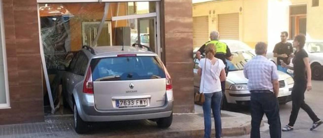 Un coche se empotra en un local del Port