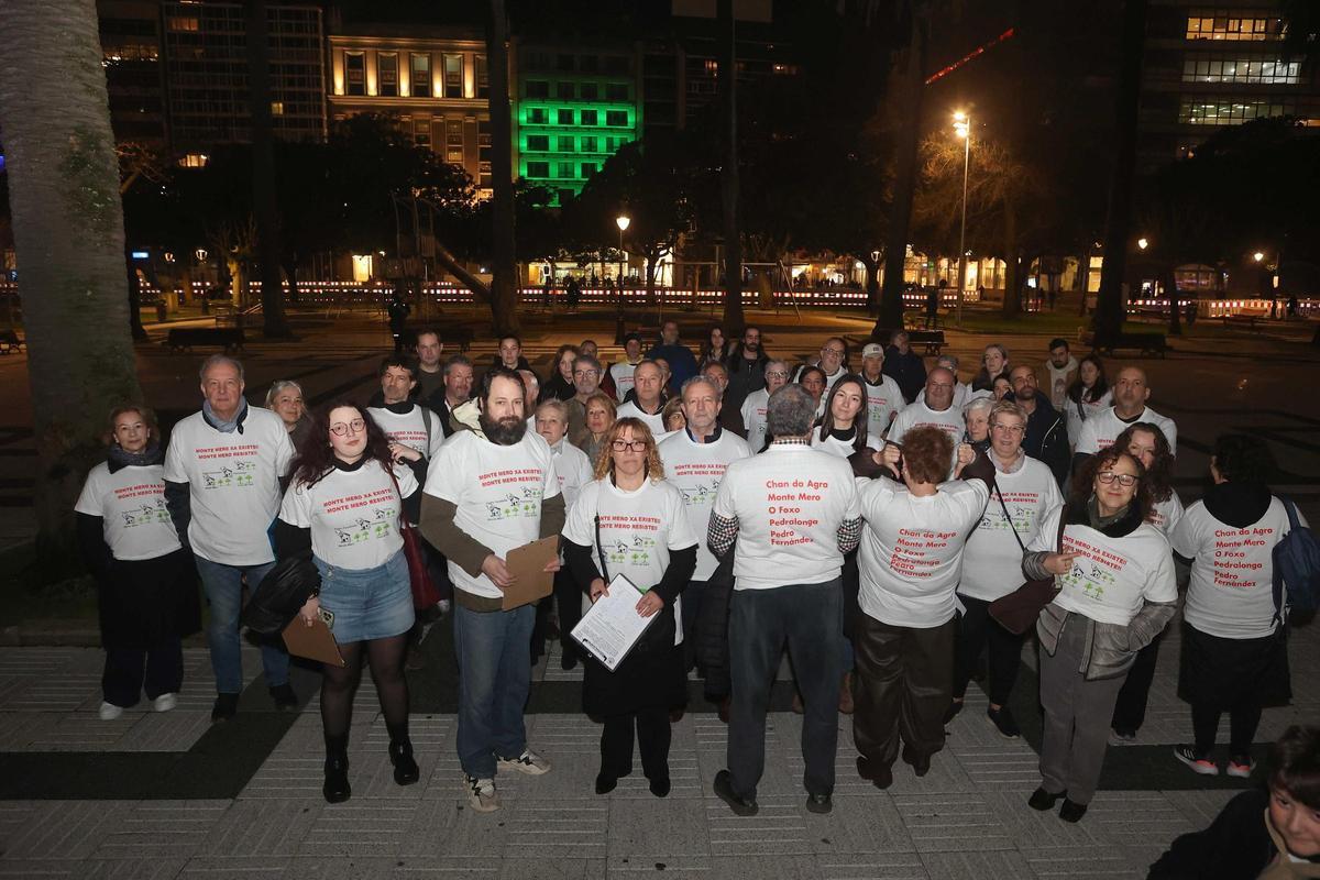 Vecinos de Eirís y Pedralonga afectados por las expropiaciones para la urbanización de Monte Mero protestan en A Coruña.