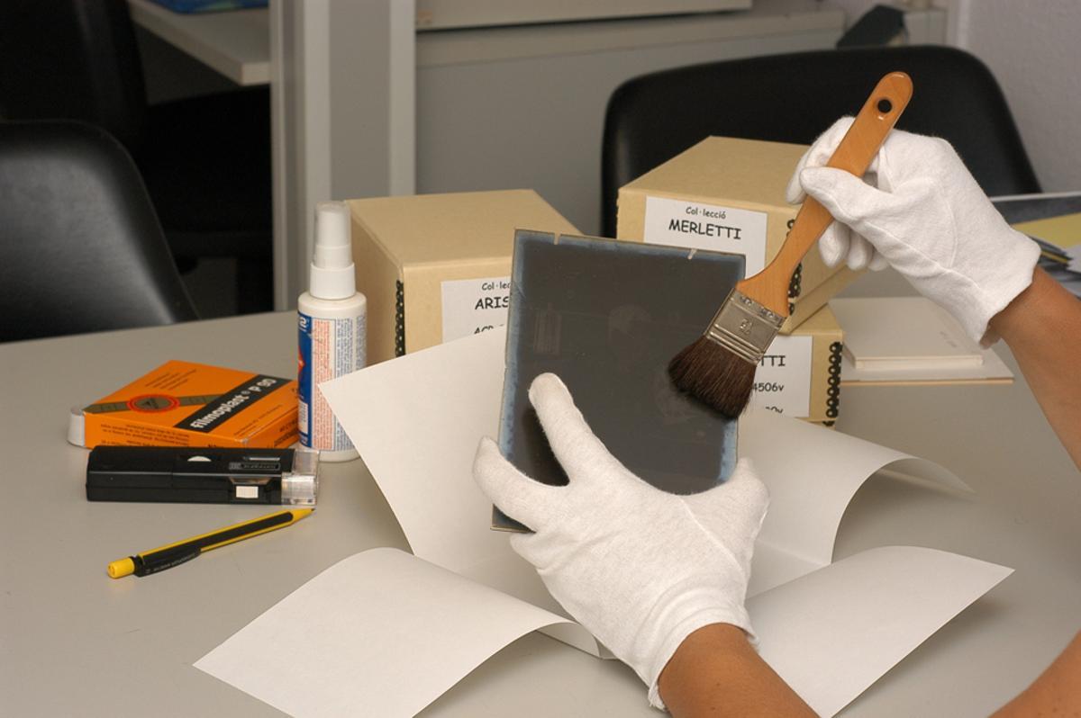 Trabajos de conservación de negativos de cristal de parte de la colección histórica del IEFC.