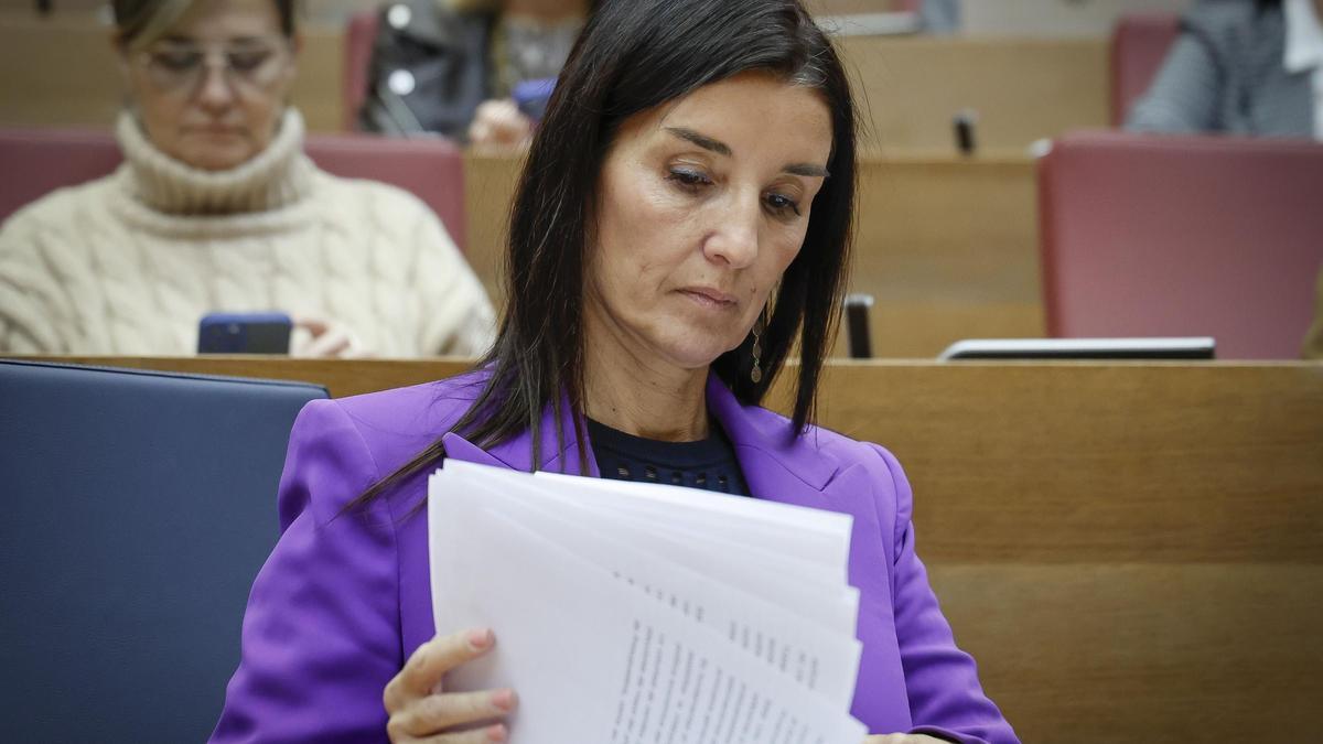 La consellera de Hacienda, Ruth Merino, ayer en las Corts Valencianes