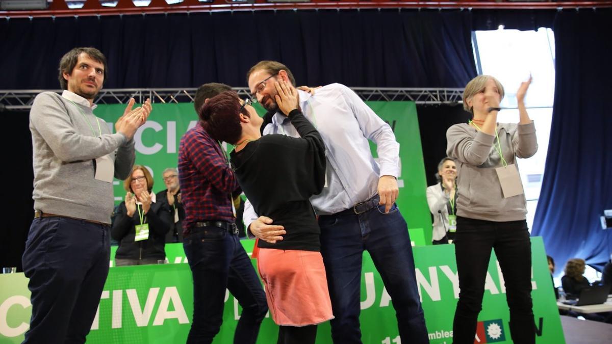 Los coordinadores entrantes de ICV, David Cid y Marta Ribas, y los salientes, Joan Herrera y Dolors Camats , durante la asamblea de su partido, este sábado