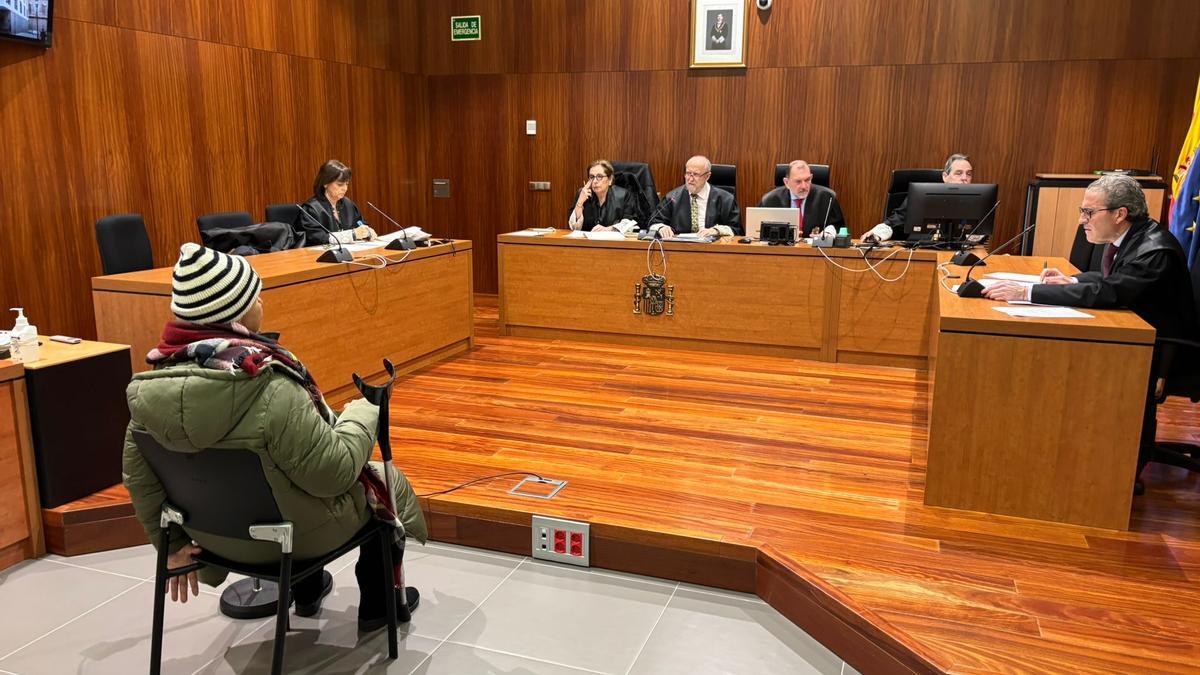 María M. A., este lunes, en el banquillo de los acusados de la Audiencia Provincial de Zaragoza.
