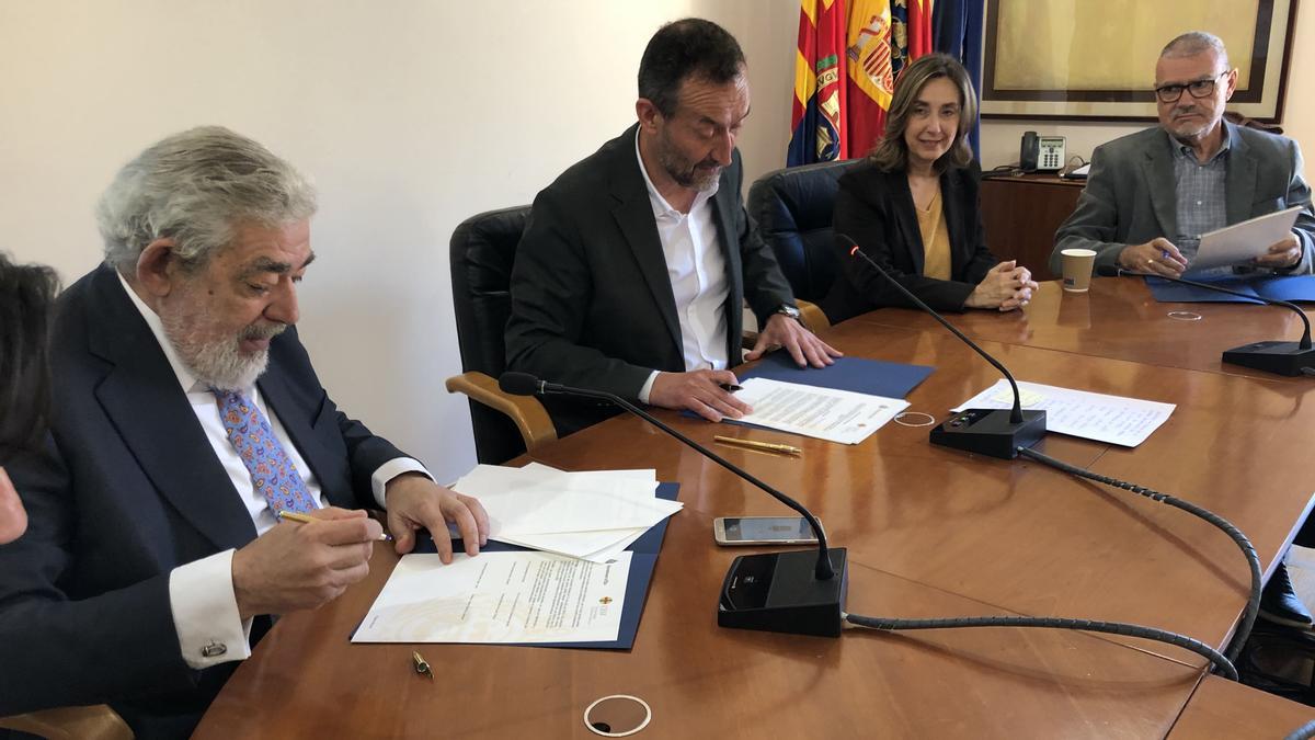 La firma del acuerdo entre el CEU y el Ayuntamiento de Elche