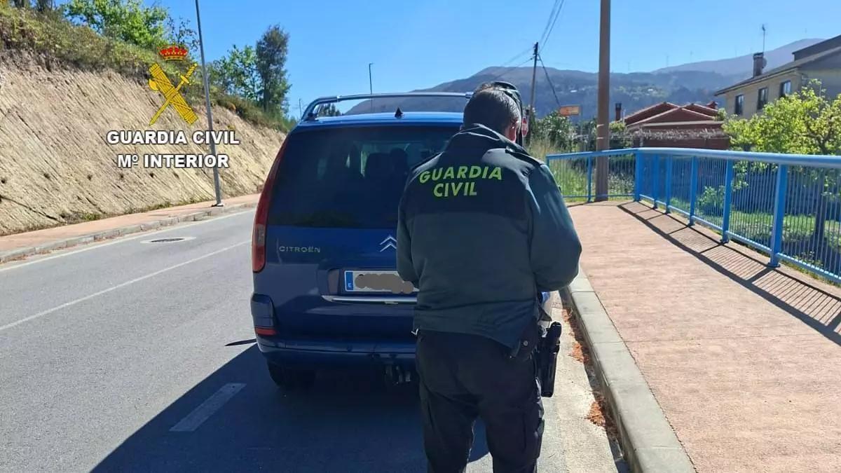 El vehículo interceptado en Crecente con el que se realizaba el transporte ilegal de viajeros.