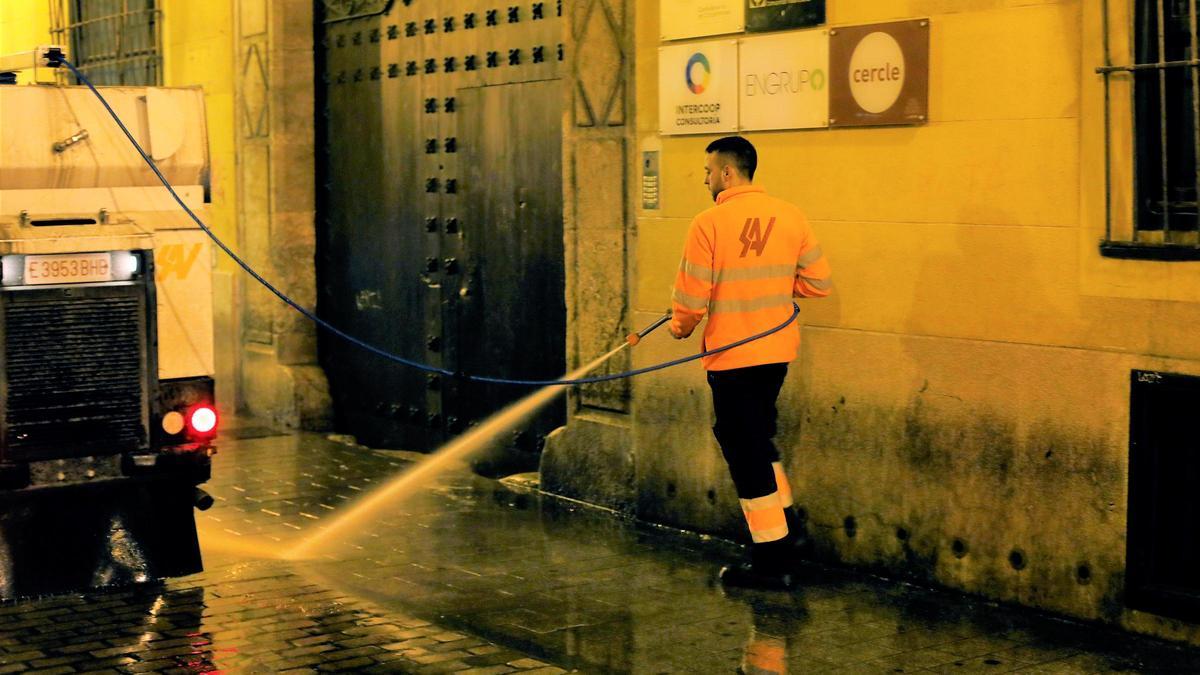 Labores de baldeo en las calles de la ciudad