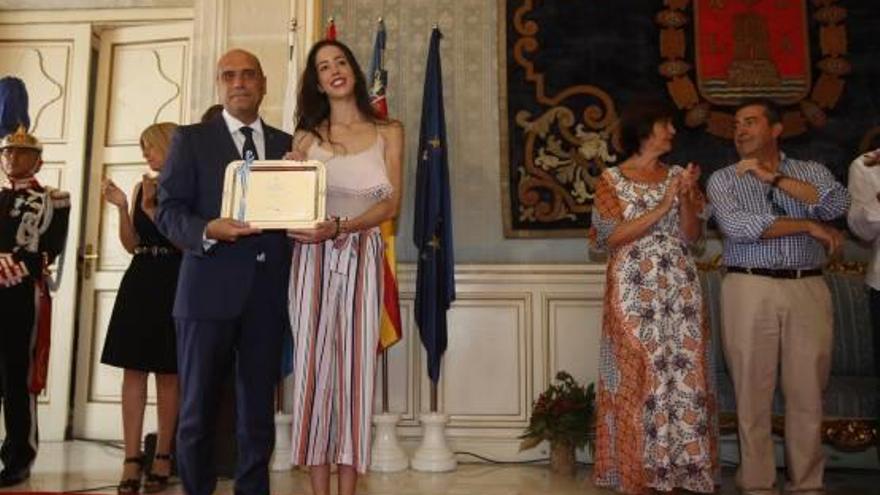 Alejandra Quereda, junto al alcalde, durante el homenaje que recibió en Alicante por la medalla en Río.