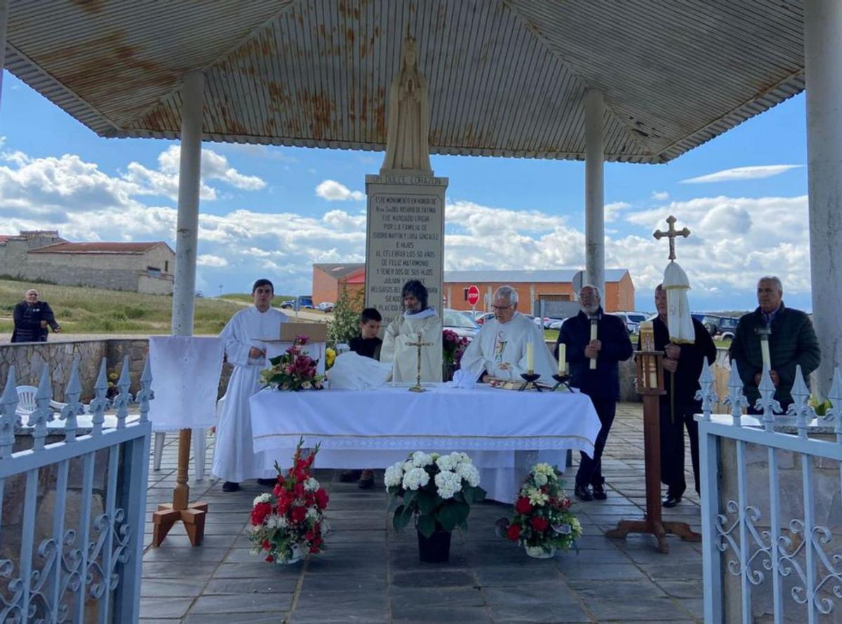 El fervor de Fradellos a la Virgen de Fátima cumple sus bodas de oro