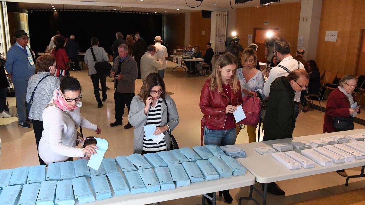 Electorales ejercen su derecho al voto en unas elecciones en A Coruña.