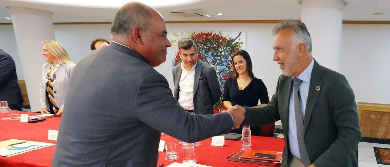 El presidente de la Asociación Industrial de Canarias, Virgilio Correa, saludando al presidente Ángel Víctor Torres.