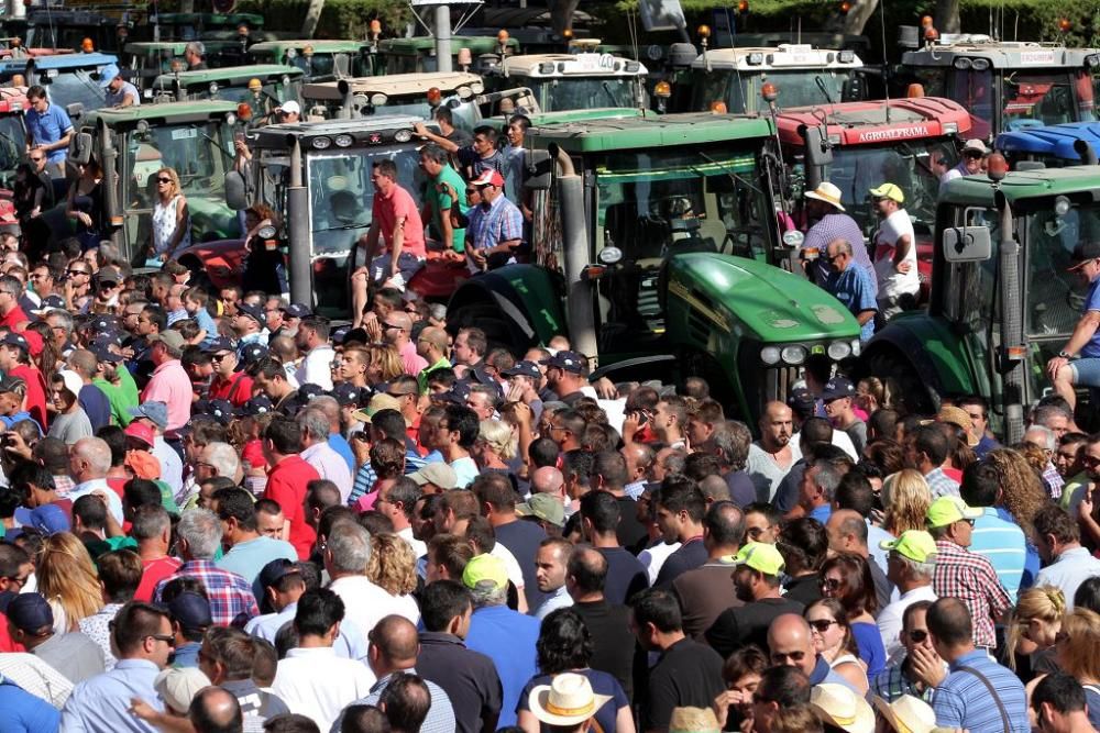 Protesta de agricultores en la Asamblea Regional