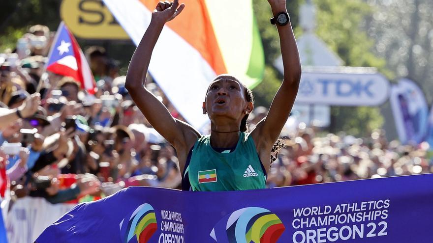 La etíope Gotytom Gebreslase, oro del maratón del Mundial con récord de los campeonatos