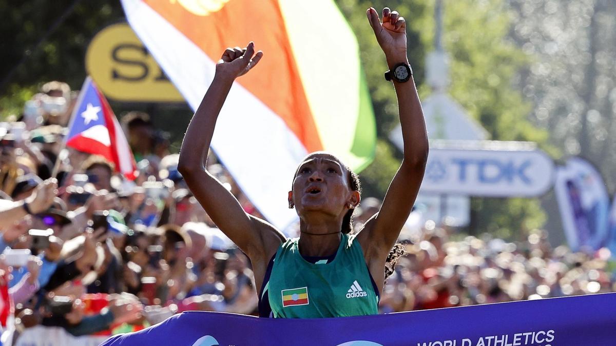 La etíope Gotytom Gebreslase gana el maratón del Mundial de atletismo de Oregón.