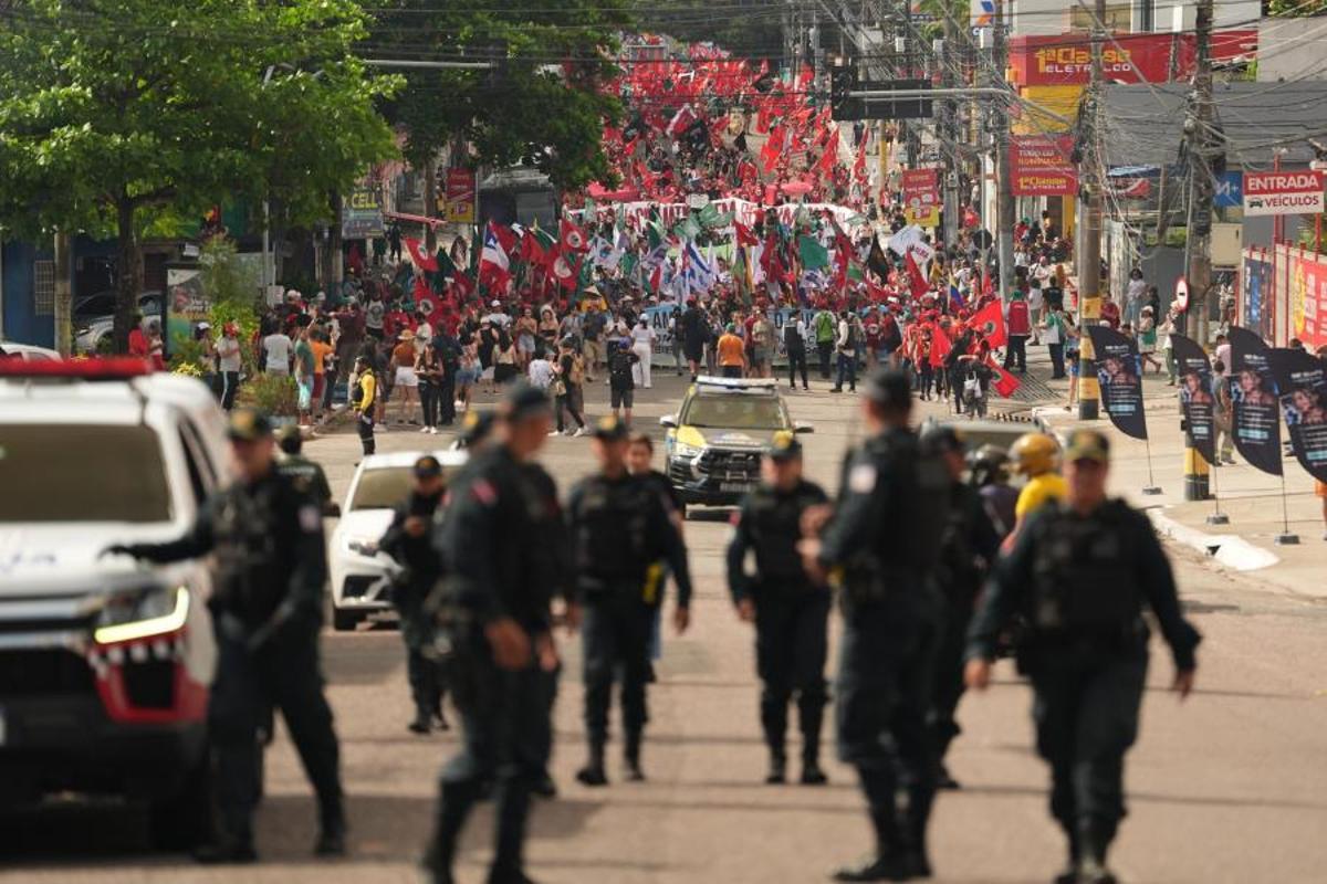 Manifestantes llenan las calles de Belém para reclamar mayor ambición climática en plena COP30
