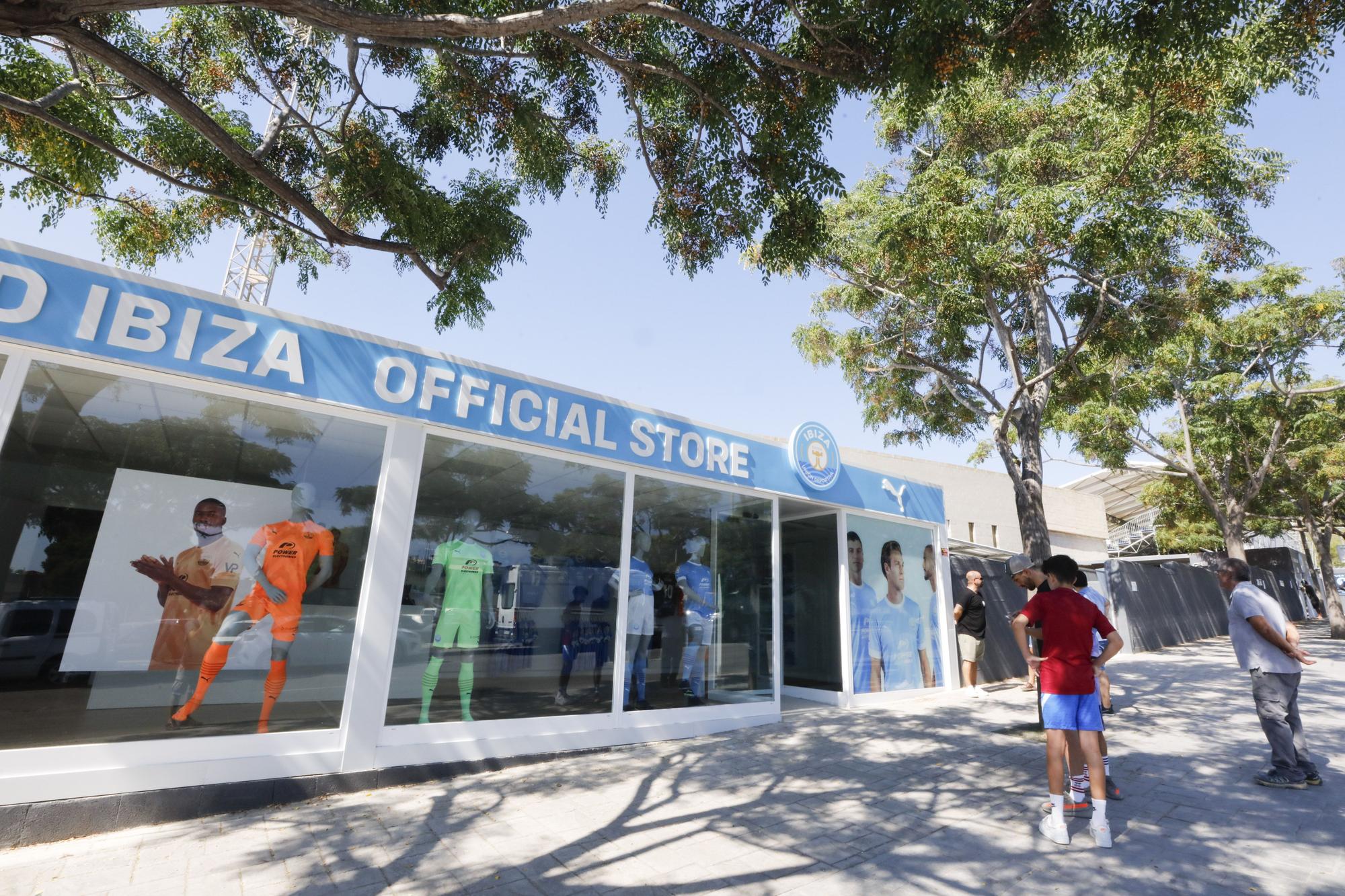 La UD Ibiza inaugura su tienda en el estadio Can Misses-Power Electronics.