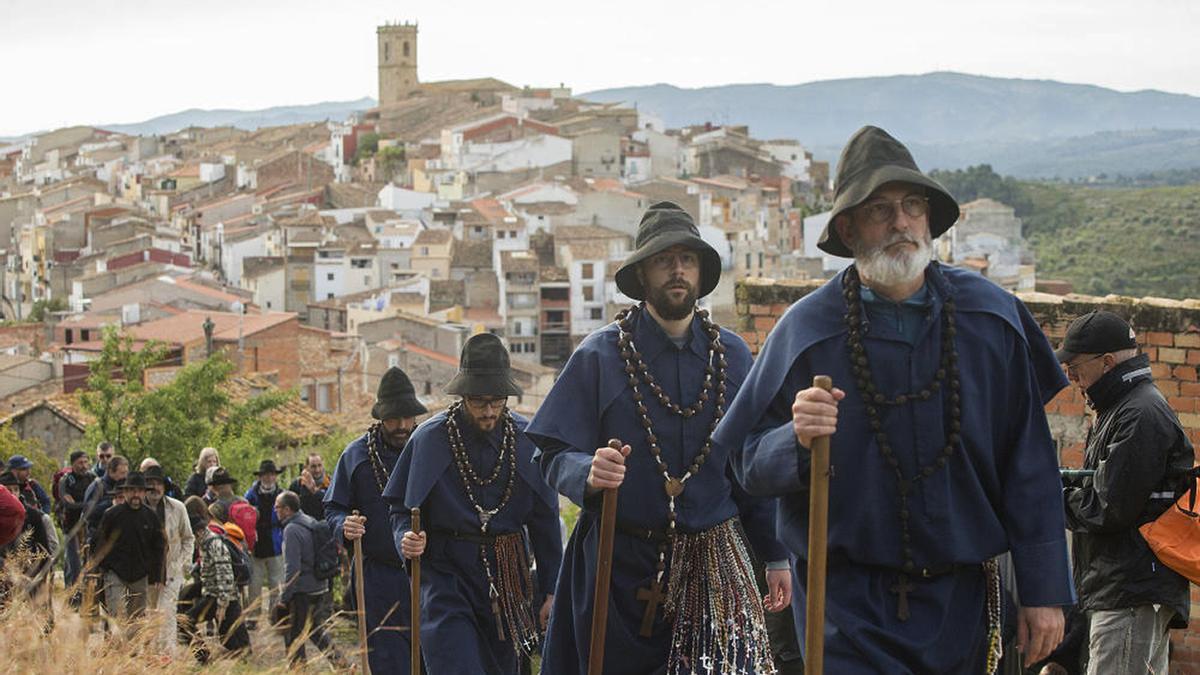 Els Pelegrins de les Useres realizan su tradicional caminata a pie hasta Sant Joan de Penyagolosa.