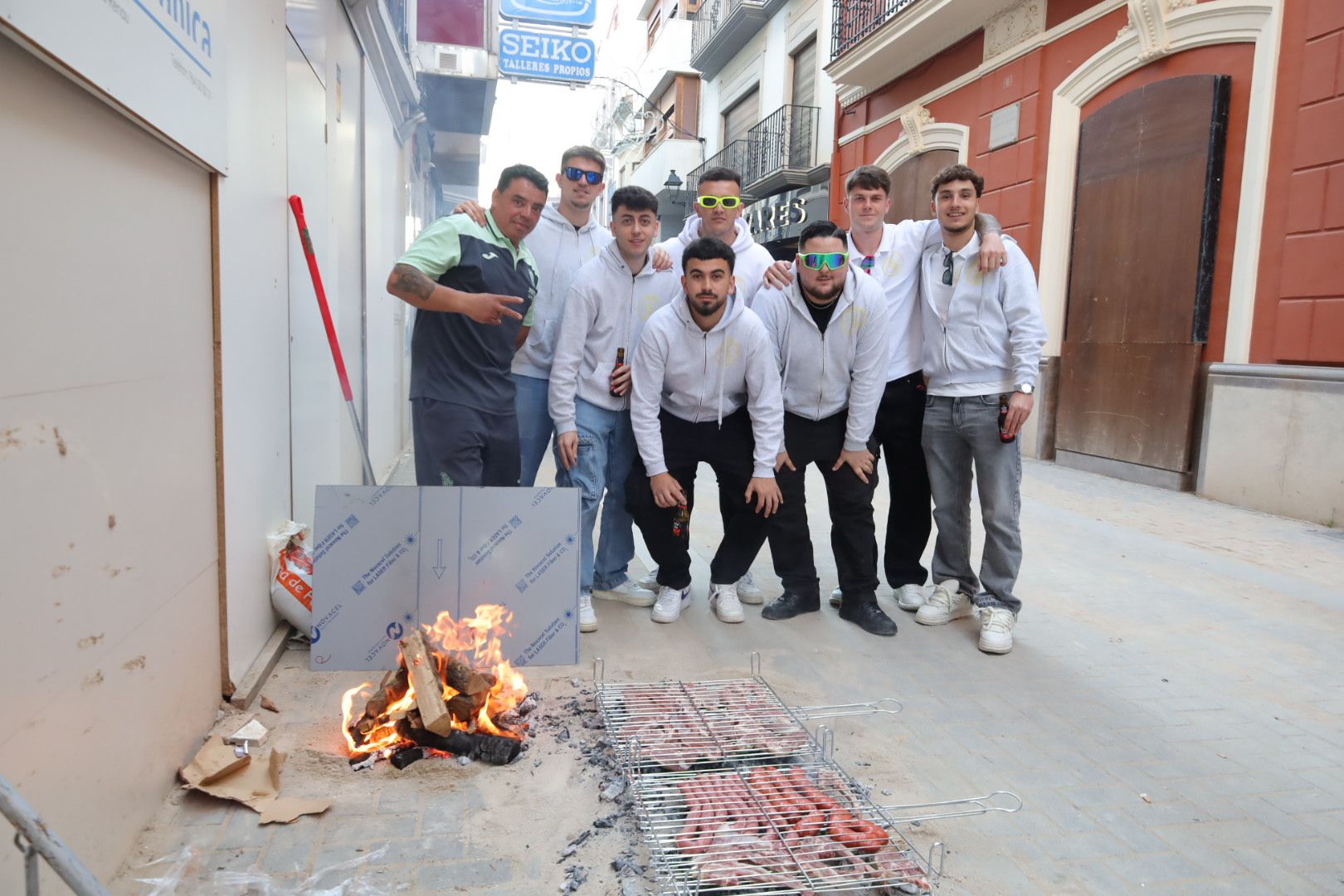FOTOGALERÍA I Las imágenes de la Nit de la Xulla y del encuentro de elaboración de allioli de las fiestas de Vila-real